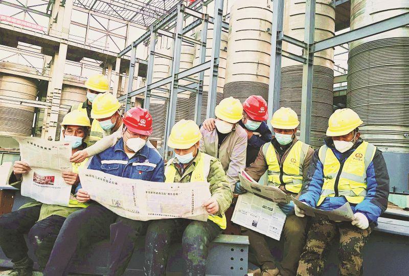 中铁电气化局党的二十大精神进一线、进班组。11月24日，中国中铁电气化局集团太原凯赛工业园区DN-340项目经理贾磊（左四）在工作之余向劳务工宣讲党的二十大精神。图为该项目部钢结构安装劳务班组在工地学习党的二十大精神。（解国嵩 摄）_副本