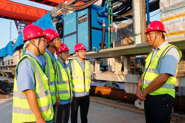 中铁四局城轨分公司三江连通后续优化工程施工3标项目部开展“导师带徒促成长 青蓝相继传薪火”迎新系列活动导师现场授课（张露露 摄）_副本